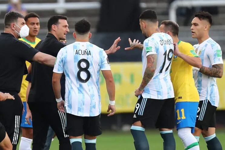 Lionel Scaloni, técnico de la selección argentina,  intercambia palabras con Everton Ribeiro.