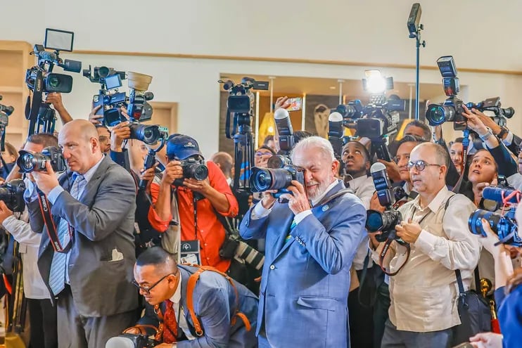 Luiz Inácio Lula da Silva (c), tomando una foto grupal de mandatarios y otros representantes de Estado durante la VIII cumbre de la Comunidad de Estados Latinoamericanos y Caribeños (Celac) este viernes, en Kingstown.