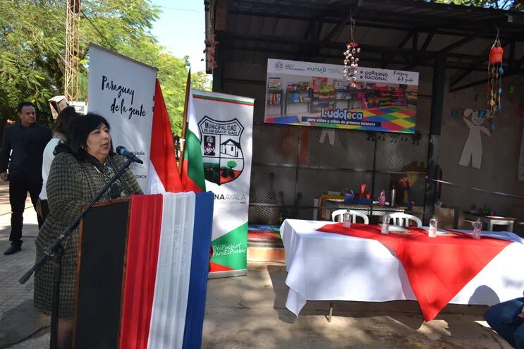La ministra Teresa Martínez habilitó el 14 de junio pasado una ludoteca en San Ignacio. Este miércoles inaugurará un Centro de Atención dentro del Programa Abrazo en Santa María de Fe, Misiones.