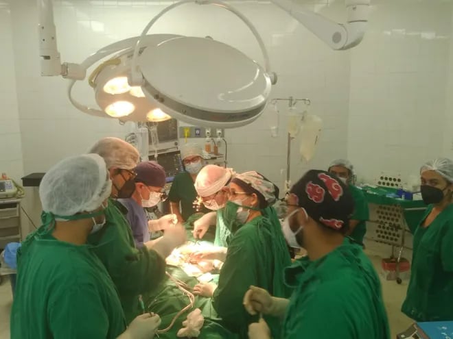 Más de cincuenta profesionales del Hospital de Clínicas trabajaron toda la noche y madrugada realizando en simultáneo dos trasplantes renales.