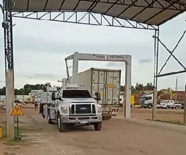 Un contenedor a ser enviado a Europa pasa por el escáner de Adunas en la zona de puertos en Asunción.