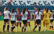 Las jugadores de Olimpia y Cerro Porteño se saludan en la previa del partido por la ida de las semifinales del torneo Clausura 2023 del Fútbol Femenino.
