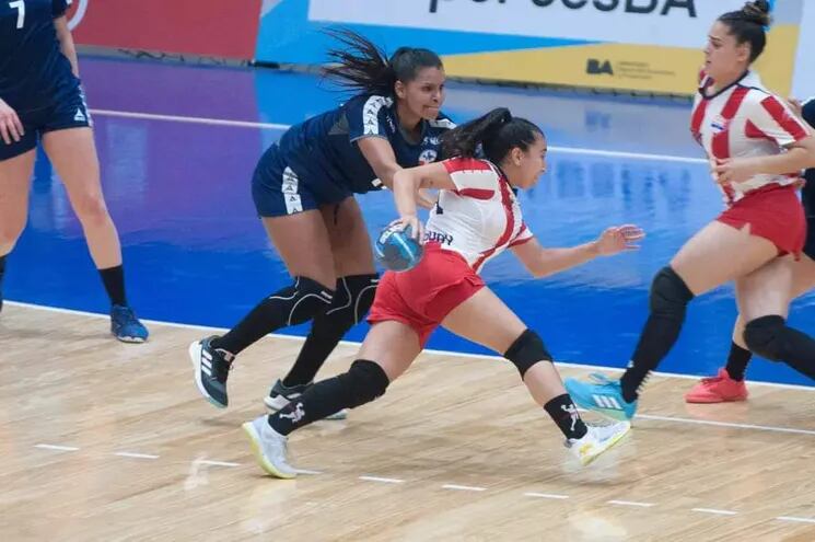 María Paula Fernández intenta penetrar la defensa chilena, en el partido que Paraguay perdió contra las trasandinas 26-22. Las Guerreras tendrán hoy a Argentina como rival y la victoria es imprescindible.