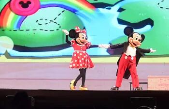 Minnie y Mickey en el escenario del show "Disney Junior en vivo" que se presenta en el SND Arena.