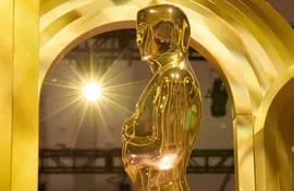 Las estatuillas doradas de los Óscar ya están listas en la decoración para lo que será esta noche la 96 edición de los premios de la Academia.