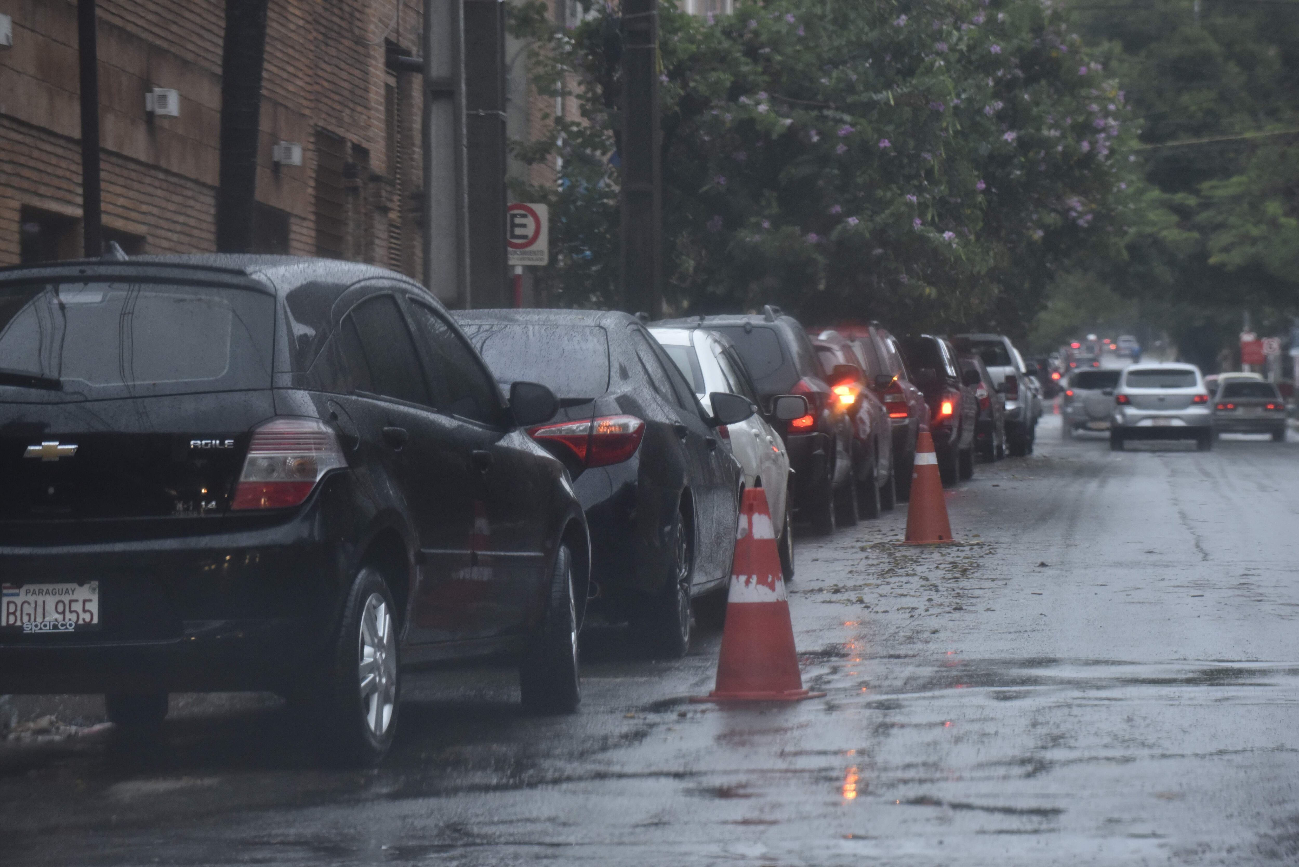 Largas filas de vehículos en se vieron ayer en los vacunatorios habilitados pese a la copiosa lluvia.
