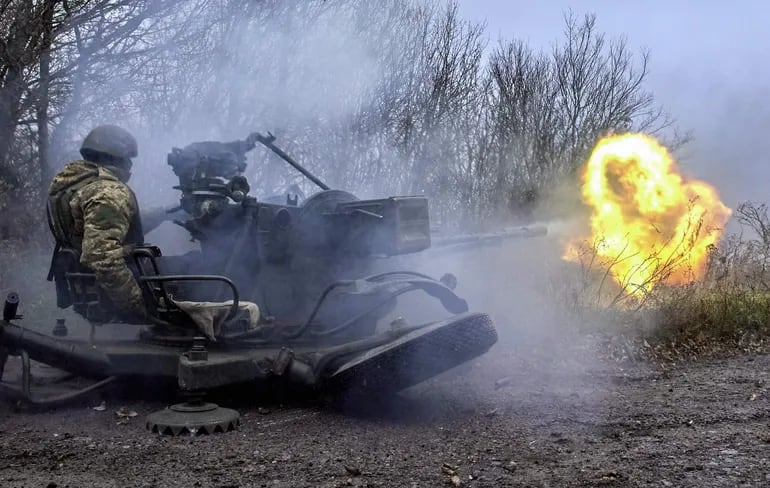Un miembro de la Guardia Nacional de Ucrania dispara un arma antiaérea.