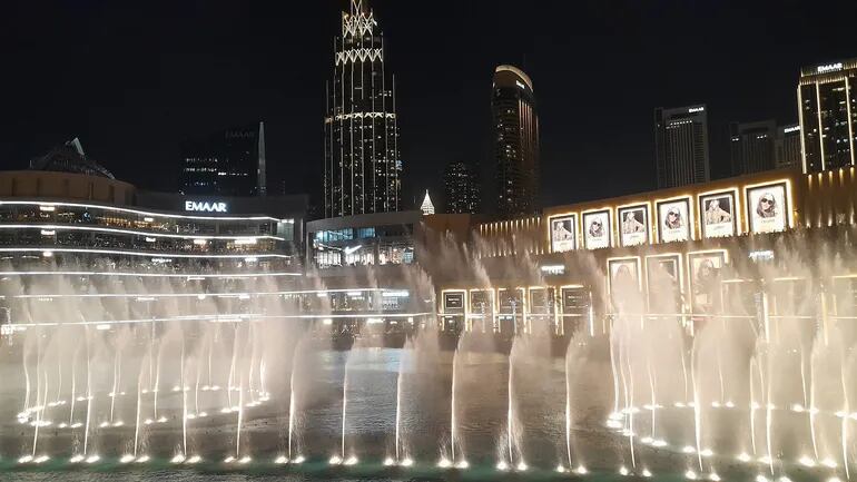 Espectáculos acuático y musical en la fuente del emblemático Burj Khalifa, el edificio más alto del mundo.