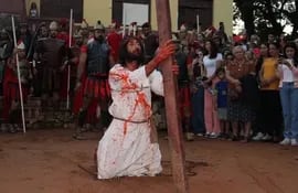 "Vía Crucis Viviente” representado por integrantes del grupo Pasión de Cristo y la comunidad Casco de Zanha Hū, Atyrá.