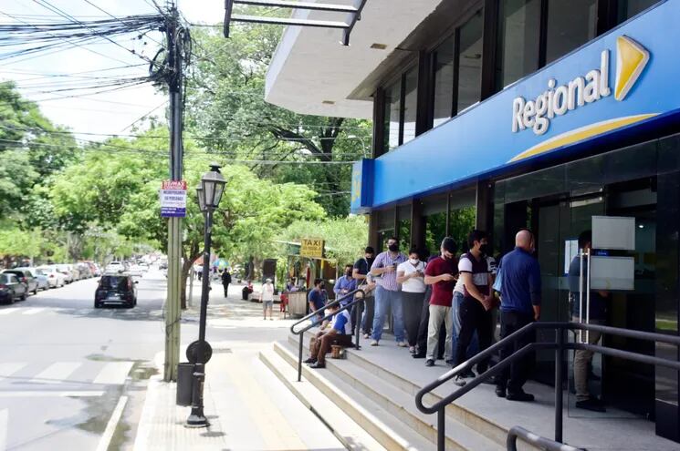 Esta mañana, en los bancos céntricos se vieron filas de personas aguardando para ingresar a los locales.