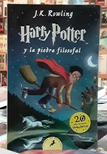 “Harry Potter y la piedra filosofal” es el primer libro de los siete que conforman la saga escrita por J. K. Rowling. Las novelas siguen al niño mago Harry Potter y a sus compañeros Hermione Granger y Ron Wesley en los años que asisten a la escuela Hogwarts.