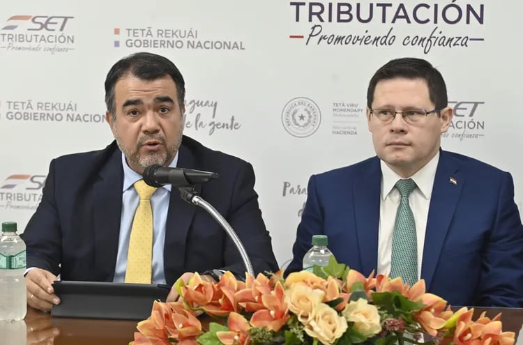 El ministro de Hacienda, Óscar Llamosas; y el viceministro de Tributación, Óscar Orué, durante la presentación de la nueva página web de la SET.