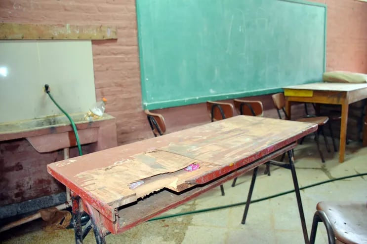 Una mesa con la madera muy deteriorada en una escuela de San Juan Nepomuceno.