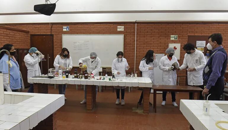 Estudiantes del Colegio Técnico Nacional comenzaron ayer, de manera experimental, sus clases prácticas presenciales.