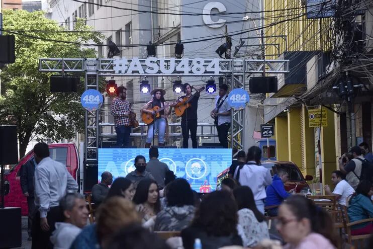 La agrupación Bohemia Guaraní sobre el escenario móvil durante una de sus presentaciones en el microcentro de Asunción.