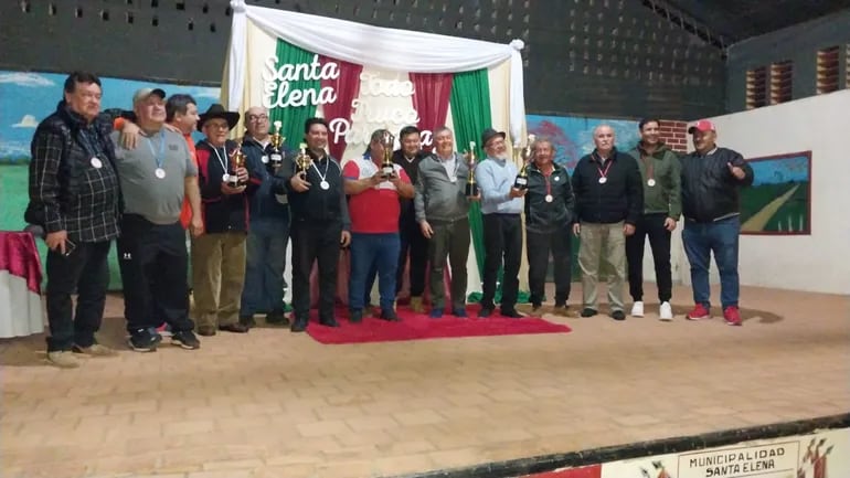 Equipos que llegaron al podio en el torneo de Truco deportivo desarrollado en la ciudad de Santa Elena.