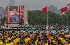 El presidente de China y secretario general del Partido Comunista, Xi Jinping, se dirige al país en ocasión del centenario del buró político. (EFE/EPA)