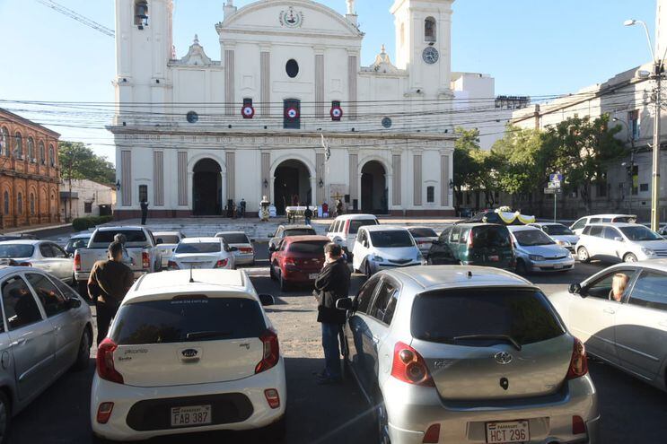 Feligreses participaron de la misa central de la Catedral de Asunción en automóviles.