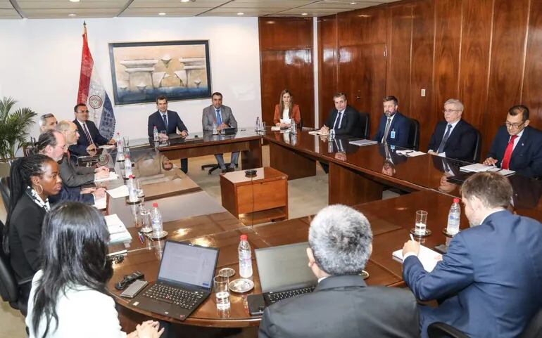 El FMI inició ayer la ronda de evaluación del acuerdo con el gobierno, con una reunión con el presidente del BCP, José Cantero, y el ministro de Hacienda, Óscar Llamosas (centro).