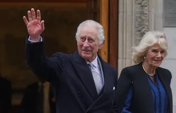 El rey Carlos III retirándose de la London Clinic acompañado de la reina Camilla.