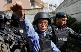 El candidato presidencial de Ecuador por el partido Construye, el periodista Christian Zurita, sale bajo fuertes medidas de seguridad después de votar en un colegio electoral en Quito.