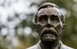 El busto de Alfred Nobel, en las afueras deBjoerkborn Manor. (Jonathan NACKSTRAND/AFP)