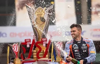 Celebración del piloto paraguayo Fabrizio Zaldívar en la premiación del Rally de Erechim, Brasil.
