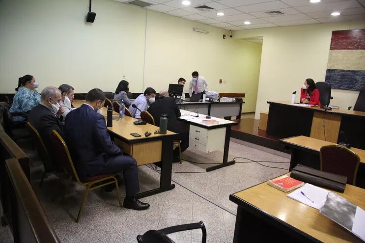 El exintendente de Asunción Mario Ferreiro y los demás acusados en la audiencia preliminar ante la jueza Alicia Pedrozo.