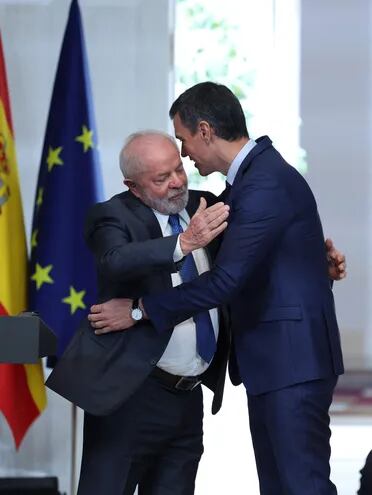 El presidente de Brasil, Lula da Silva, saluda al jefe de Gobierno de España, Pedro Sánchez, en el Palacio de La Moncloa en Madrid. (AFP)