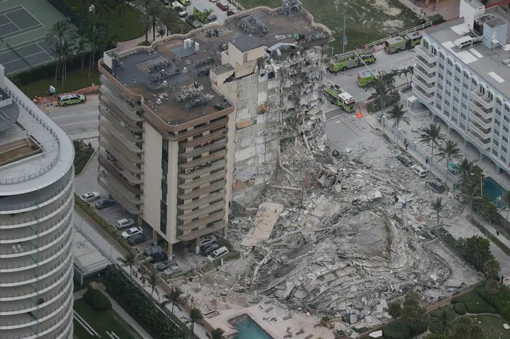 Así quedó el edificio derrumbado en Miami Beach, tras el derrumbe registrado a las 2:00.