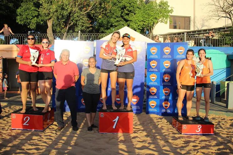 Podio del certamen femenino del circuito Ucsovol de vóley de playa en el Deportivo Sajonia. (Gentileza)