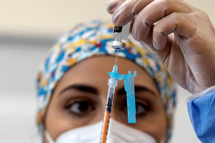 Una empleada sanitaria lleva a cabo el proceso de vacunación para los empleados del hospital San Filippo Neri de Roma (Italia).