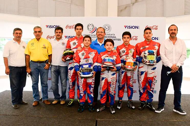 Cinco de los ocho jóvenes pilotos paraguayos estuvieron en la presentación en el COP.