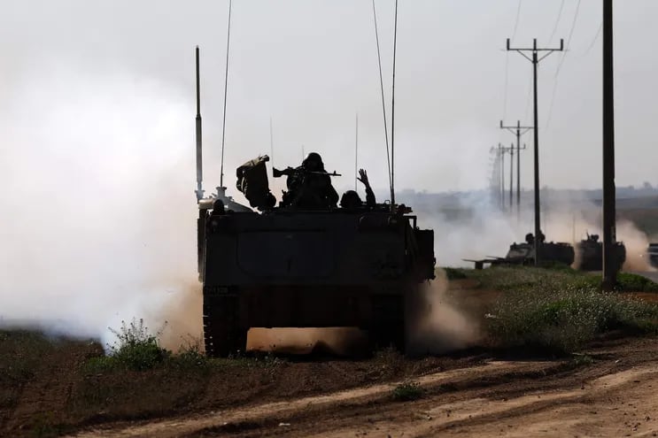 Tropas israelíes patrullando a lo largo de la parte sur de la frontera con Gaza.
