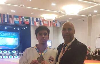 A la izquierda, Marcelo Vicentini (19 años) se consagró campeón sudamericano de judo.