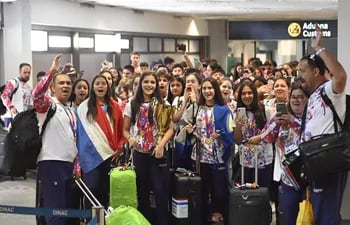 Festejos, abrazos y felicitaciones de todas partes recibieron los chicos escolares a su arribo a nuestro país en el aeropuerto Silvio Pettirossi cargados de medallas.