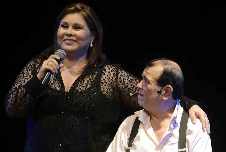 La cantante Lizza Bogado junto a Carlitos Vera, durante la "Noche de humor y amor".