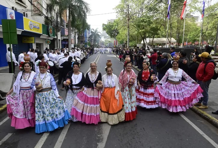 Bailarinas de la tercera edad, con trajes típicos participaron esta mañana del desfile en homenaje a Asunción.