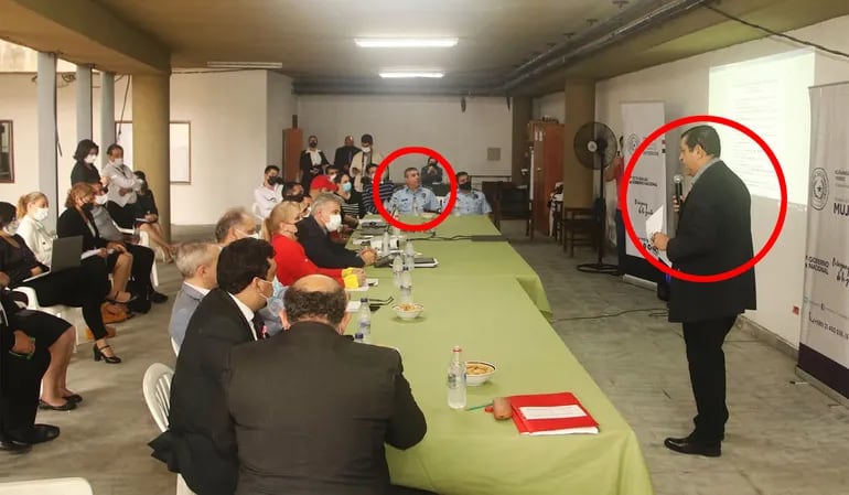 El viceministro de Seguridad preside la reunión de la cual había echado a dos policías. Uno de ellos, El comisario Luis Alberto Goiburú, en círculo y al fondo, finalmente se quedó.