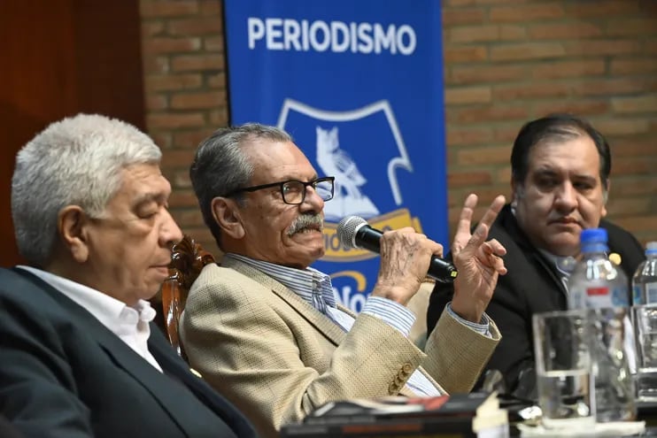 Alcibiades González Delvalle, durante el lanzamiento de libro Cartas al futuro Periodista en el auditorio de la Universidad del Norte.