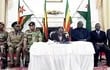 robert-mugabe-c-rodeado-de-los-mandos-militares-se-presento-manteniendo-el-poder-continuando-la-confusa-situacion-politica-vivida-en-zimbabue-a-211058000000-1651126.jpg