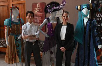 Florencia Soerensen y Patricia Bonnin junto a tres de los trajes que formarán parte de la muestra "A telón abierto".