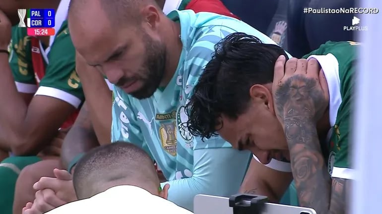 Gustavo Gómez (d), jugador del Palmeiras, con lágrimas en los ojos y síntomas de mucho dolor a causa de una lesión en el pie durante el partido frente a Corinthians por el Estadual Paulista.