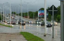 El corredor vial botánico, en su conexión con el puente Héroes del Chaco y la costanera de Asunción, se inundó esta semana tras las lluvias registradas.