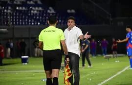 Iván Almeida, entrenador de Tacuary, reclama al juez de línea tras una jugada dudosa en el juego ante Cerro Porteño.
