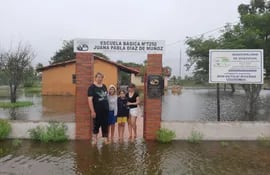 La Escuela Básica N° 7250 Juan Pabla Muñoz, del distrito de Guazucuá se encuentra inundada, por lo tanto los niños también volvieron a la clase virtual.