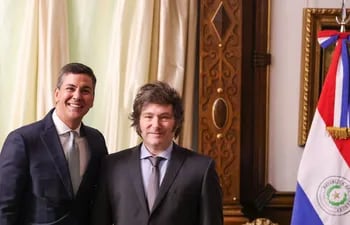 Los presidentes Santiago Peña y  Javier Milei, en su encuentro en Buenos Aires.