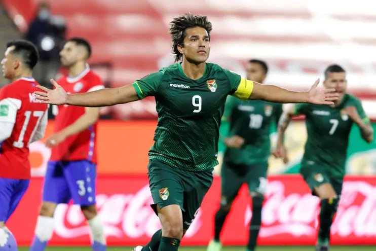 Marcelo Moreno celebra un tanto de Bolivia contra Chile, en el San Carlos de Apoquindo, en un partido de las Eliminatorias a Qatar 2022.