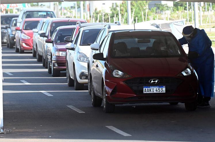 Desde muy temprano hay una larga fila de automovilistas en la Costanera de Asunción.
