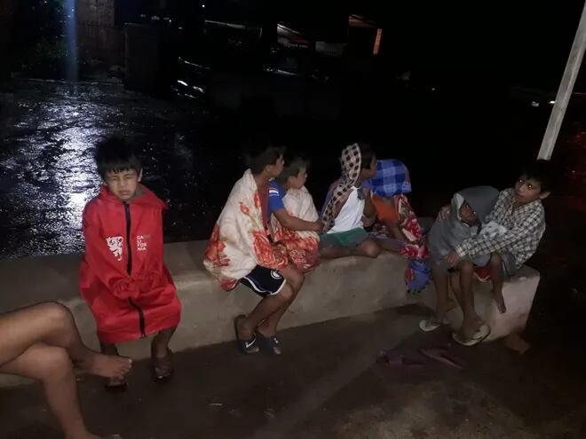 Niños afectados por la inundación en General Diaz en el barrio San Isidro de Caacupé
